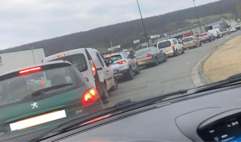 Bouchons à la station service d'Intermarché