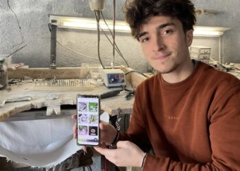 Gaspard pilote sa boutique en ligne directement depuis son téléphone.