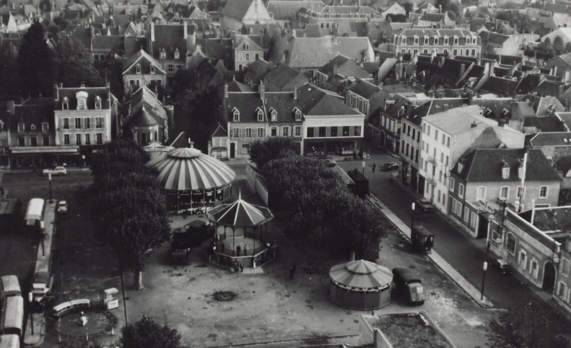 La Place Carrée (de la République) durant les Foires d’Orval / Archives Départementales du Cher