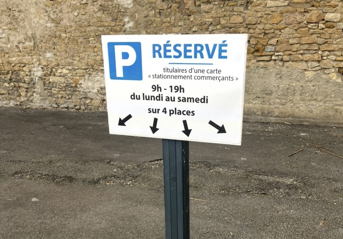 La Ville de Saint-Amand-Montrond réserve des places de parking pour ses commerçants / Droits réservés.