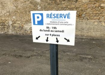 La Ville de Saint-Amand-Montrond réserve des places de parking pour ses commerçants / Droits réservés.