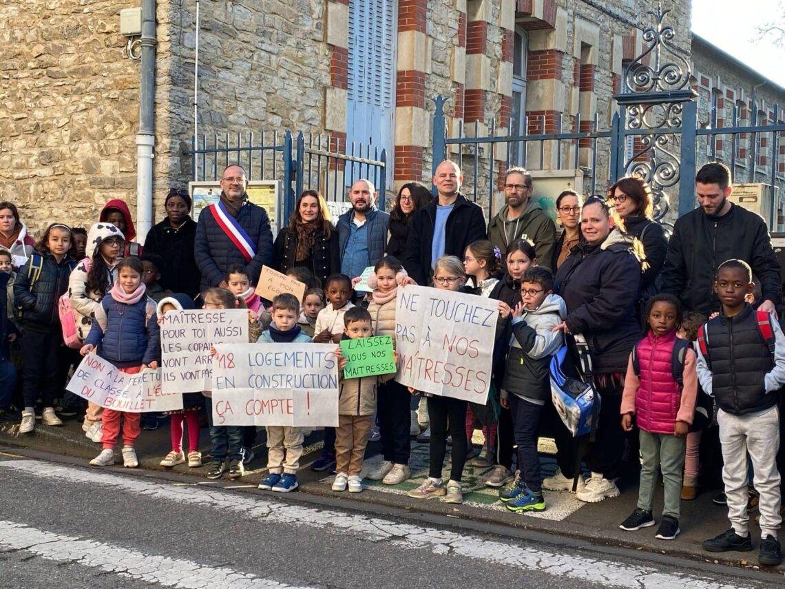 Les parents d’élèves, soutenus par Yann Galut, Maire de Bourges, ont protesté contre la fermeture d’une classe à l’école du Bouillet / © Facebook (Yann Galut)