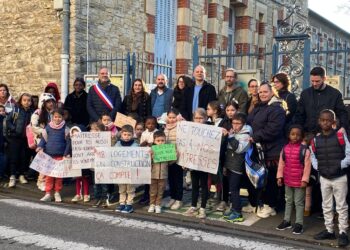 Les parents d’élèves, soutenus par Yann Galut, Maire de Bourges, ont protesté contre la fermeture d’une classe à l’école du Bouillet / © Facebook (Yann Galut)